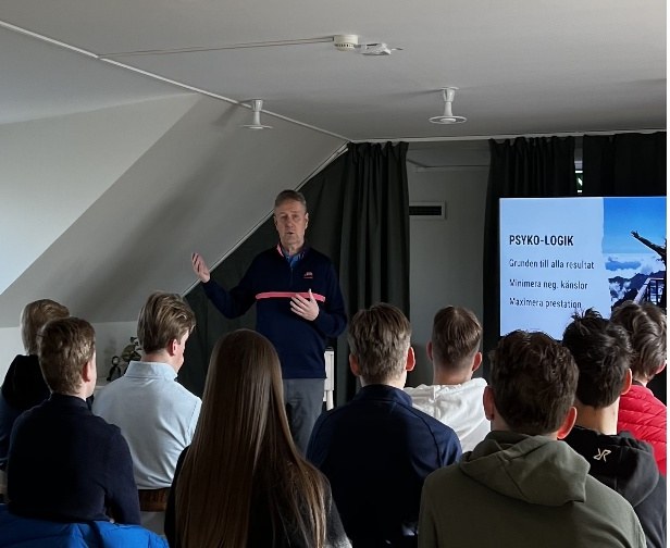 Martin Järnland föreläser för en ungdomsgrupp
